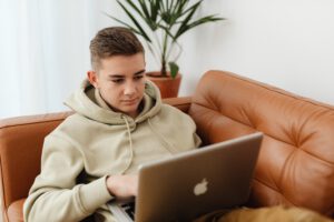 jonge puber huiswerk